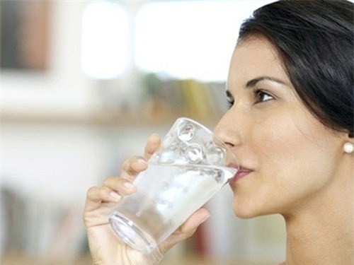 Uống nước đá còn là một trong những nguyên nhân chủ yếu gây ra nhiều bệnh như: viêm mũi dị ứng, thấp khớp, huyết áp…Ảnh minh hoạ: Internet