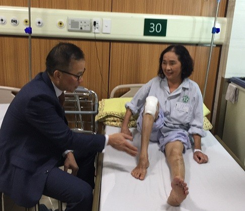 GS Ton Tran thăm khám cho BN Đào Thị Thắng trước khi phẫu thuật