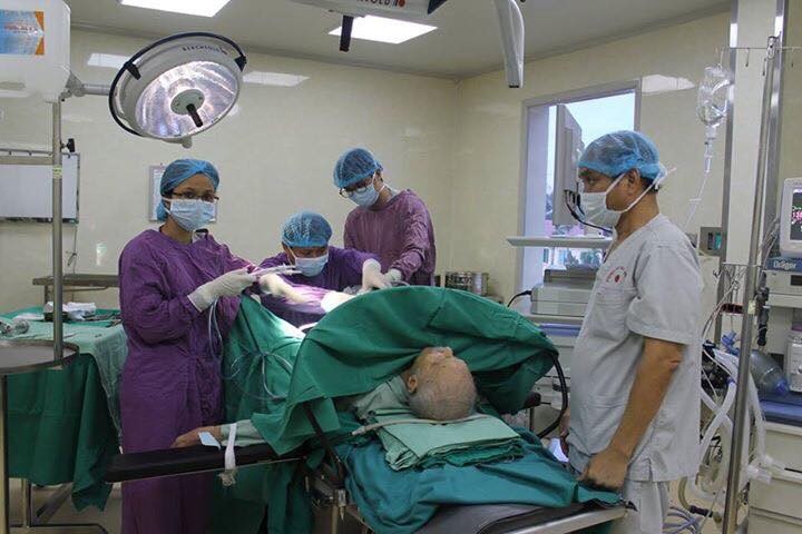 Các bác sĩ khoa Phẫu thuật thận tiết niệu và nam học (Bệnh viện E) vừa mổ cắt nội soi u phì đại tuyến tiền liệt cho một bệnh nhân nam 104 tuổi ở Hưng Yên. Ảnh: BV E cung cấp