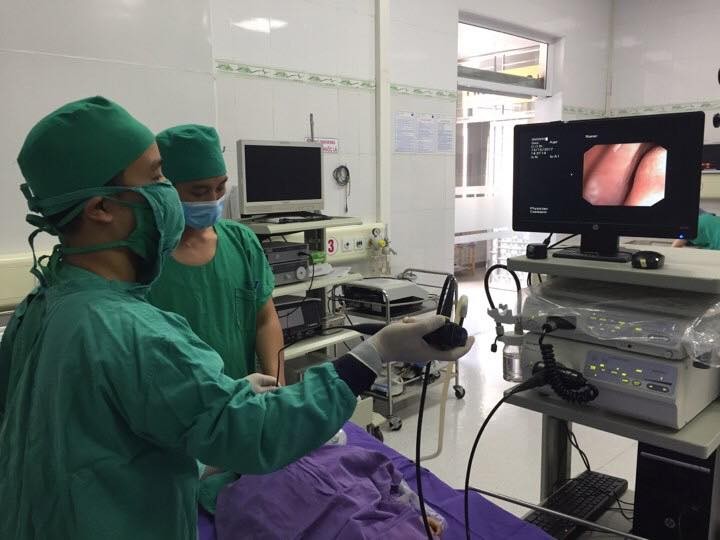 Các BS Bệnh viện Sản - Nhi Quảng Ninh nội soi cấp cứu cho bé T, 7 tháng tuổi bị suy hô hấp do sặc bột