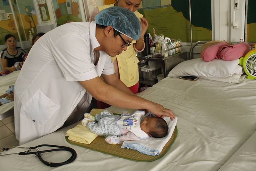 Cháu bé may mắn được các bác sĩ phẫu thuật đảo gốc động mạch thành công là Bùi Nguyễn Hải Anh (26 ngày tuổi) – con chị Nguyễn Thị Huyền (31 tuổi, ở Liên Chiểu, Đà Nẵng. Ảnh: BV E cung cấp