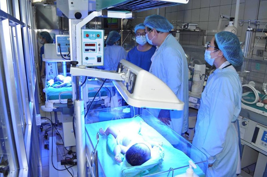 Các trẻ sơ sinh từ Bắc Ninh chuyển về BV Bạch Mai được điều trị với những phương pháp tốt nhất. Ảnh: BV Bạch Mai cung cấp