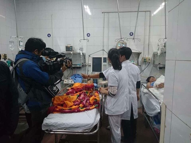 Học sinh bị tai nạn do lan can trường học rơi được điều trị tại Bệnh viện Việt Đức. Ảnh; Soha