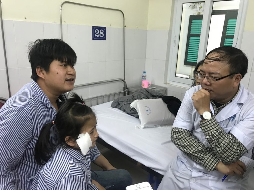 BS Hoàng Cương thăm khám cho bệnh nhi bị tai nạn ở mắt. 