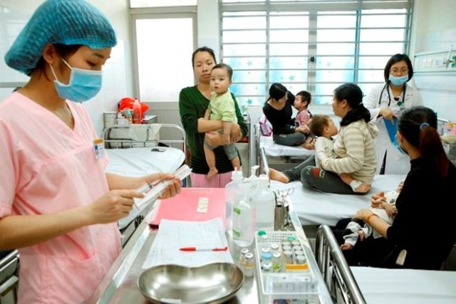 Chăm sóc điều trị cho trẻ mắc bệnh cúm tại Bệnh viện Nhi Trung ương. (Ảnh: Dương Ngọc/TTXVN).