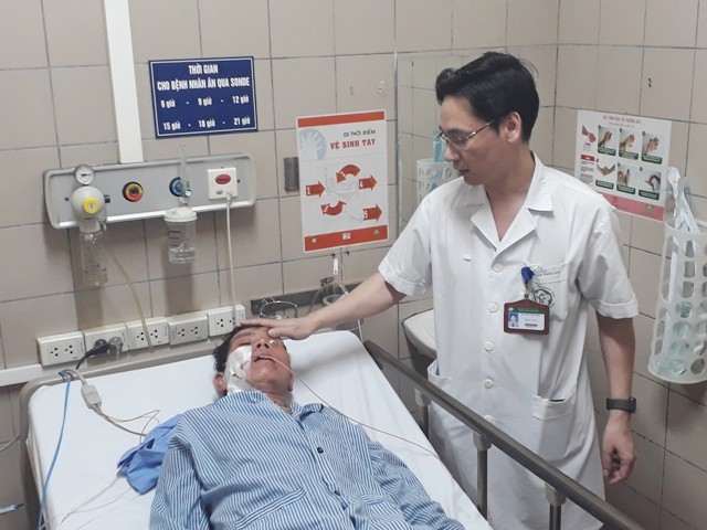 Bác sĩ thăm khám cho bệnh nhân Hồng.