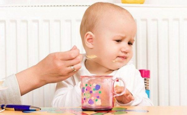 Có nhiều lý do biếng ăn của trẻ, trong đó việc cha mẹ tập cho con làm quen thức ăn không phù hợp. Ảnh minh hoạ: Internet