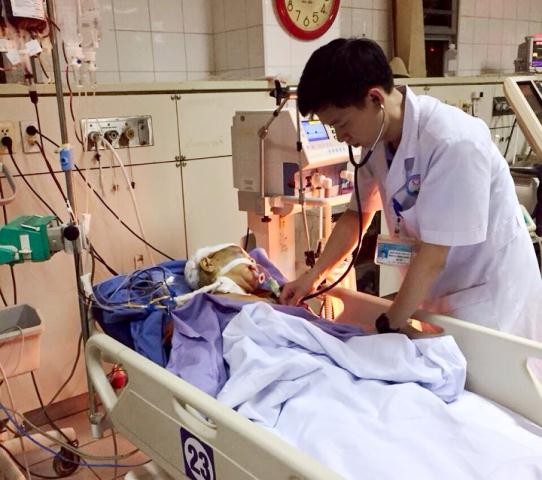 BS Hoàng Công Lương đang khám cho người bệnh. Ảnh: Internet