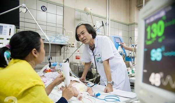 PGS. Dũng thăm khám cho bệnh nhi điều trị tại khoa Nhi, BV Bạch Mai.