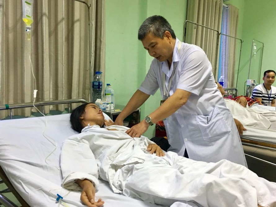 PGS.TS Nguyễn Hữu Ước – Trưởng khoa Phẫu thuật Tim mạch và lồng ngực trực tiếp thăm khám cho bệnh nhân Giàng Thị Thành sau phẫu thuật.