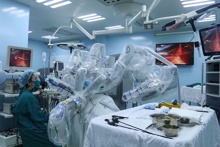 Hơn 500 ca bệnh khó như u não, cột sống, thay khớp háng... đã được các bác sỹ Bệnh viện Bạch Mai sử dụng robot phẫu thuật thành công cho bệnh nhân. Ảnh minh họa: Internet