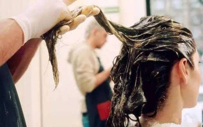 Thiếu nữ 17 tuổi bị bỏng nặng vì uốn tóc làm đẹp