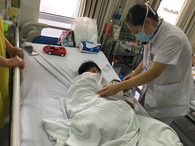 Bé trai 7 tuổi bị chó cắn đứt rời môi đang điều trị tại BV Việt - Đức