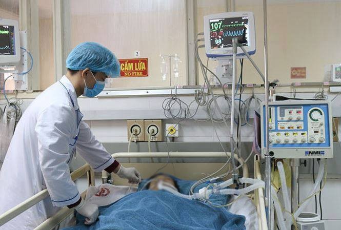 Điều trị cho bệnh nhân tại Trung tâm chống độc, BV Bạch Mai, Hà Nội