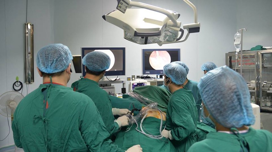 Các BS Bệnh viện Nội tiết TƯ đang thực hiện ca phẫu thuật nội soi tuyến giáp một lỗ, lần đầu tiên thành công trên thế giới.