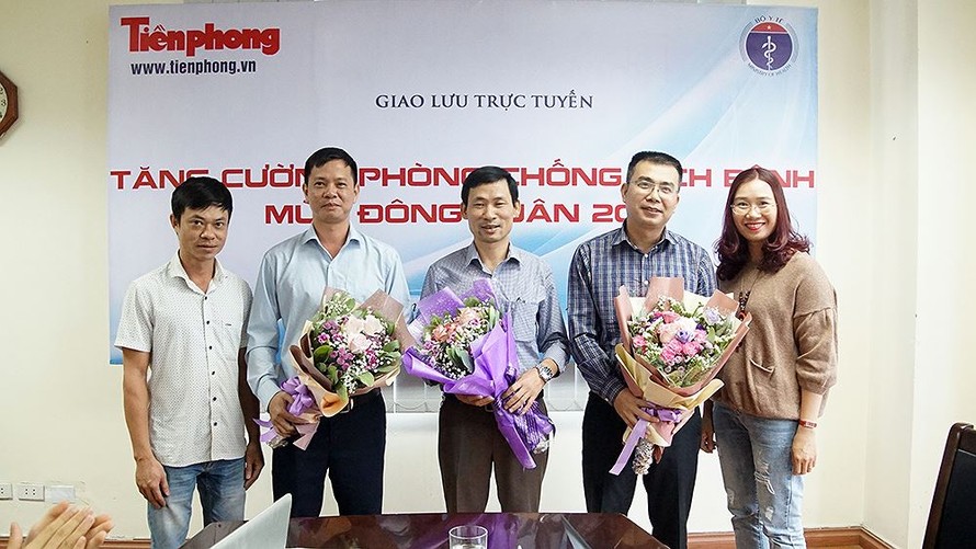 Lãnh đạo Khối Truyền thông điện tử - Báo Tiền Phong tặng hoa các khách mời tham dự buổi tọa đàm. Ảnh: Mạnh Thắng