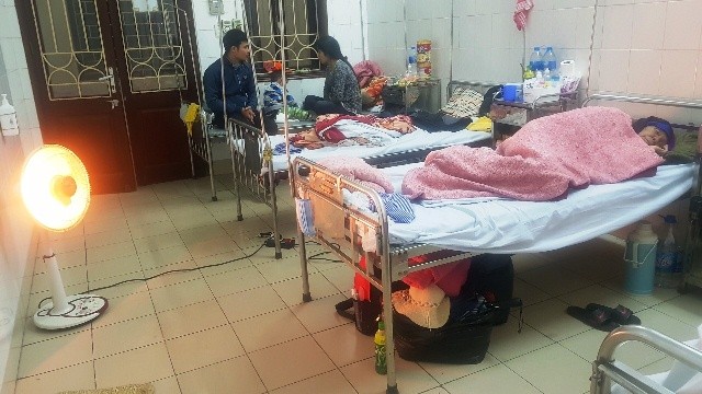 Buồng bệnh tại Bệnh viện Da liễu Trung ương được trang bị đầy đủ quạt sưởi, chăn ấm, buồng bệnh kín đáo tránh gió lùa.