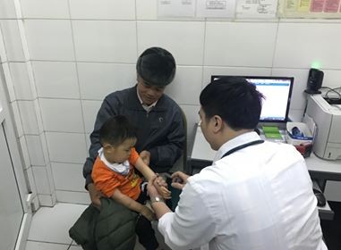Đến chiều 15/3, vẫn còn nhiều trẻ mầm non ở Bắc Ninh được bố mẹ đưa đến BV Nhiệt đới TƯ để làm xét nghiệm xem có nhiễm sán lợn hay không. Ảnh: Thái Hà