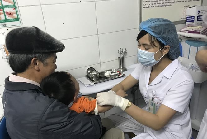 Một trẻ mầm non ở Bắc Ninh được gia đình đưa đến BV Bệnh Nhiệt đới TƯ xét nghiệm xem có bị nhiễm sán lợn hay không. Ảnh: Thái Hà