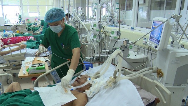 Bác sĩ chăm sóc cho bệnh nhân cúm tại BV Bệnh Nhiệt đới Trung ương.