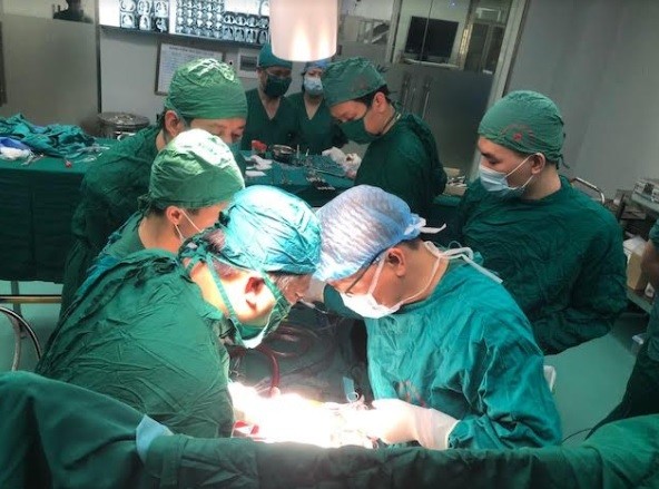Kíp phẫu thuật cắt khối u trung thất phức tạp có sử dụng máy tim phổi nhân tạo