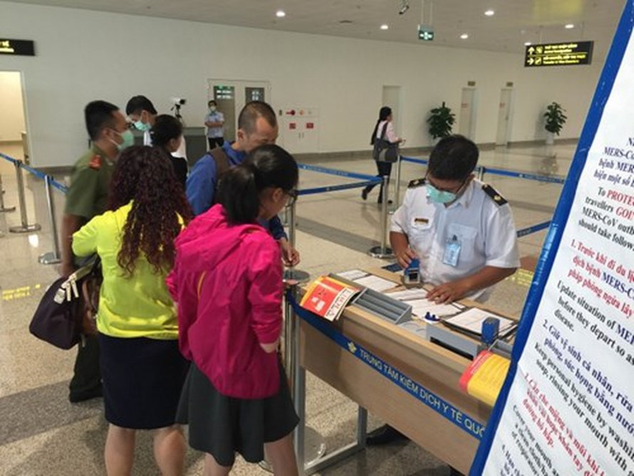 Kiểm dịch y tế giám sát khách nhập cảnh từ vùng dịch tại sân bay Quốc tế Nội Bài