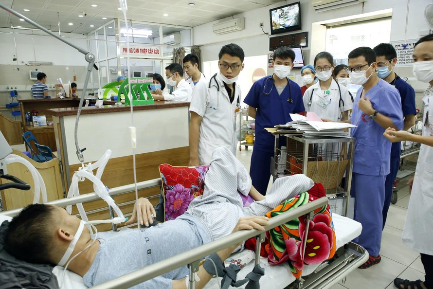 Một bệnh nhân bị suy gan nặng do uống rượu đang được điều trị tại BV Bạch Mai, Hà Nội. Ảnh: Dương Ngọc