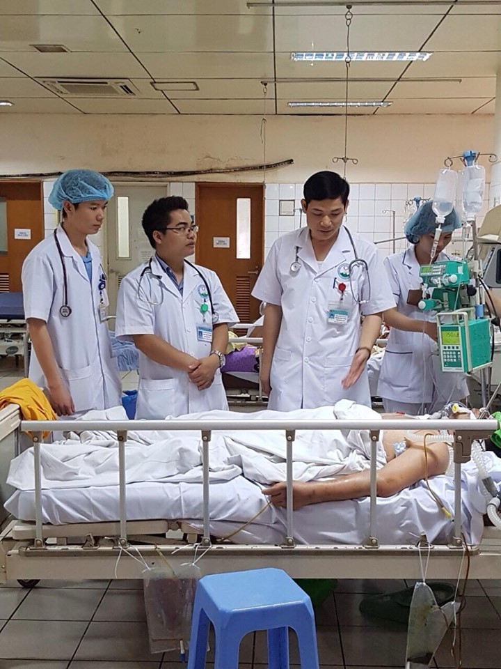 Các bác sỹ Khoa Hồi sức tích cực, BV Đa Khoa tỉnh Hoà Bình thăm khám cho bệnh nhân nặng đang điều trị tại Khoa.
