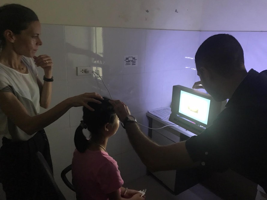 Chuyên gia đang kiểm tra mắt cho bệnh nhi bằng thiết bị DIVE 