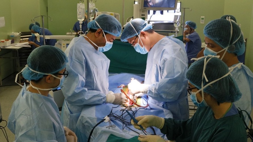 Trong khuôn khổ chương trình, Giáo sư Arun Ranganathan và các bác sĩ BV Bạch Mai đã phẫu thuật cho 3 bệnh nhân bị vẹo cột sống. Ảnh: BV cung cấp