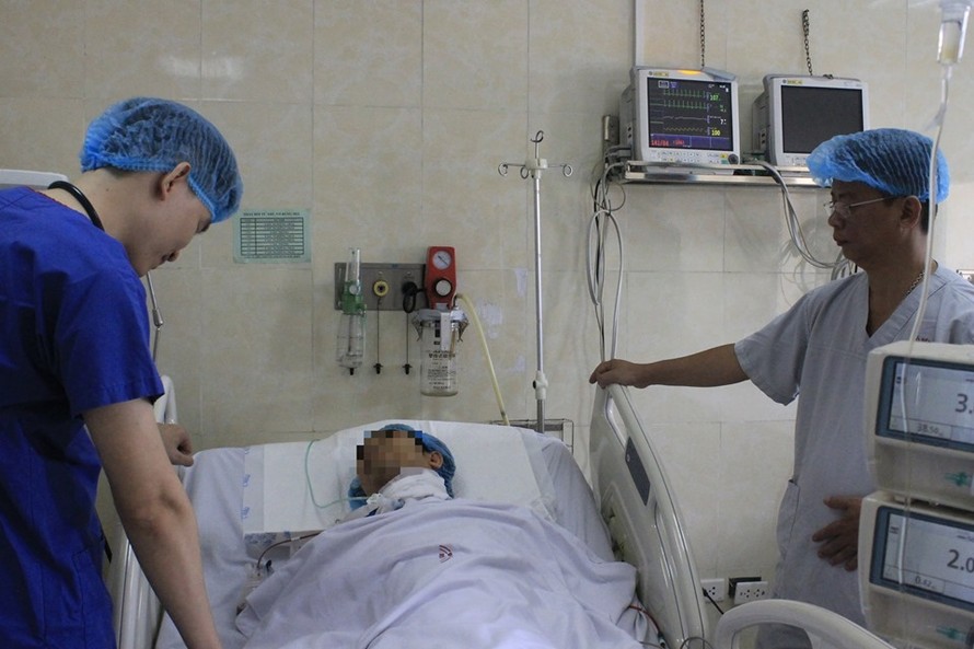 Nam thanh niên bị đâm đứt rời động mạch cổ đã được các BS Bệnh viện E Trung ương cứu sống