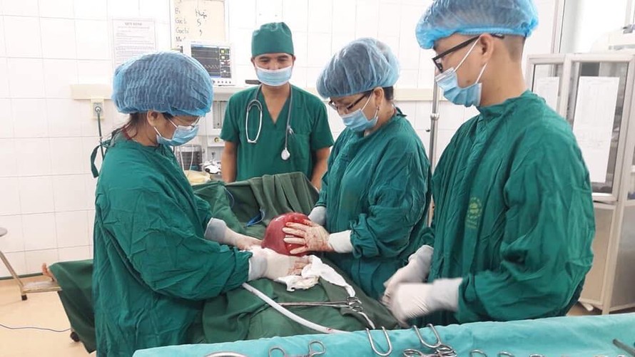 Các bác sỹ thực hiện ca phẫu thuật u xơ tử cung cho bệnh nhân H.