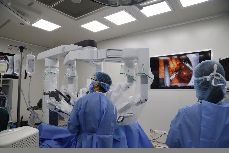 Phẫu thuật nội soi cho bệnh nhân ung thư bằng robot hiện đại nhất thế giới. 