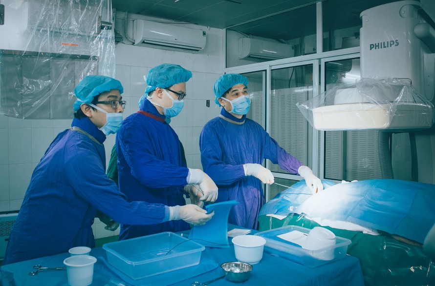 Các bác sĩ tiến hành điều trị ung thư biểu mô tế gan tiến triển bằng nút hóa chất động mạch dùng thuốc Lipiodol cho bệnh nhân tại BV Việt Đức