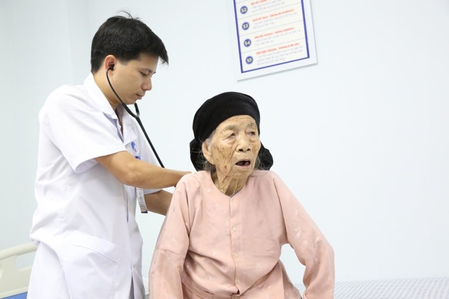 Thạc sĩ bác sĩ Nguyễn Văn Sơn – Trưởng đơn vị Can thiệp tim mạch – Phó giám đốc Trung tâm Tim mạch cho biết: Đây là trường hợp người bệnh cao tuổi nhất bị nhồi máu cơ tim được cứu sống tại Việt Nam