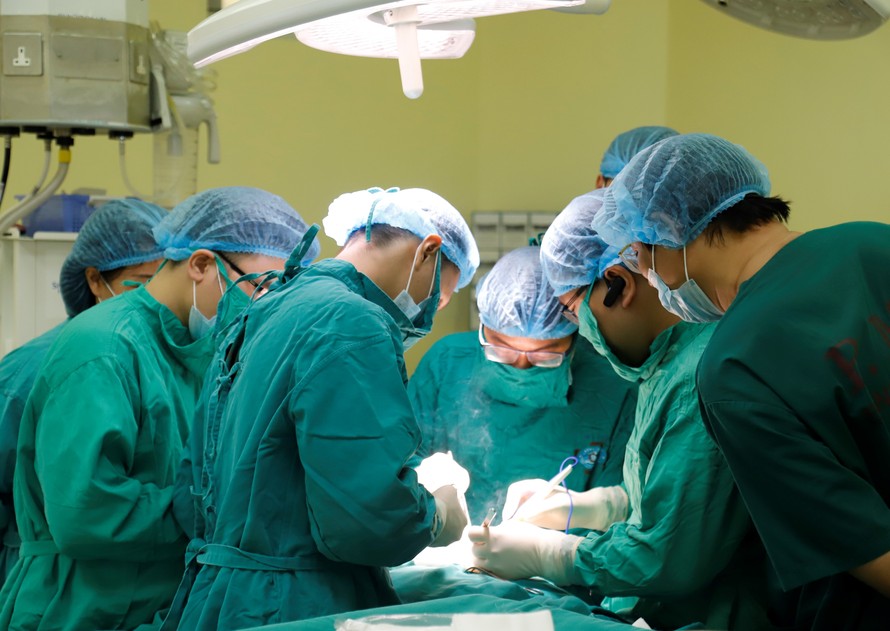 Các bác sỹ đang phẫu thuật khối u vú cho bệnh nhân C
