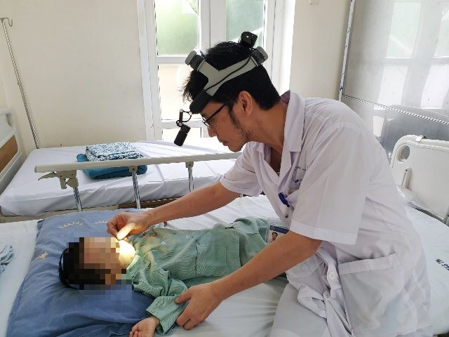 ThS.BS Nguyễn Nhật Linh thăm khám cho bệnh nhi.