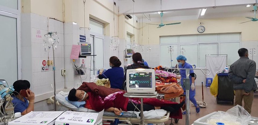 Các nạn nhân ngộ độc trứng cóc đang được điều trị tích cực tại Bệnh viện Đa khoa tỉnh Hòa Bình. Ảnh: BS cung cấp