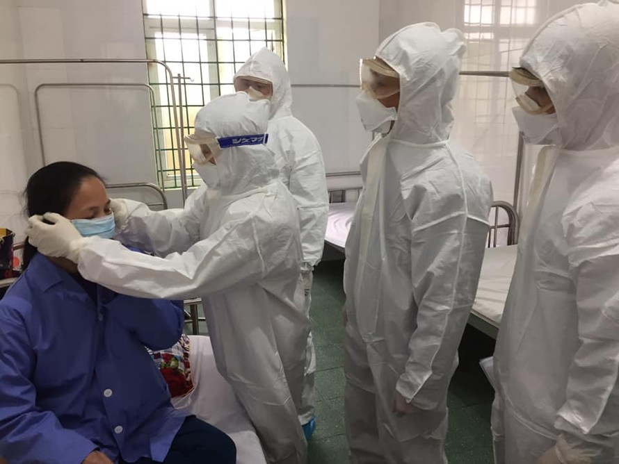 Đội cơ động chống dịch nCoV Bệnh viện Bạch Mai hướng dẫn bệnh nhân cách đeo khẩu trang
