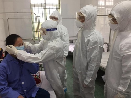 Ảnh: Đoàn bác sỹ Bệnh viện Bạch Mai hướng dẫn cách đeo khẩu trang đúng cho người bệnh tại Vĩnh Phúc
