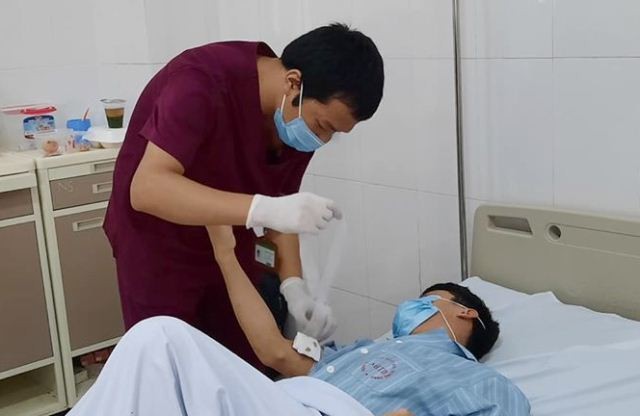 Bác sĩ Bệnh viện Bệnh Nhiệt đới TƯ thăm khám cho bệnh nhân