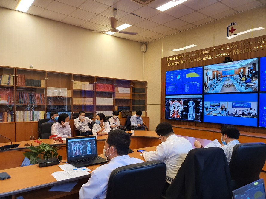 Các chuyên gia của Bệnh viện Đại học Y Hà Nội tại một buổi hội chẩn khám chữa bệnh từ xa với tuyến dưới
