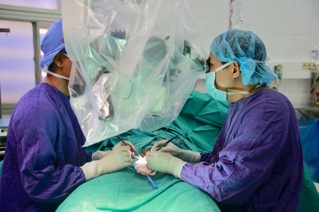 Bác sĩ Trung tâm Nam học, Bệnh viện Hữu nghị Việt Đức đang phẫu thuật cho bệnh nhân. Ảnh: Bệnh viện cung cấp