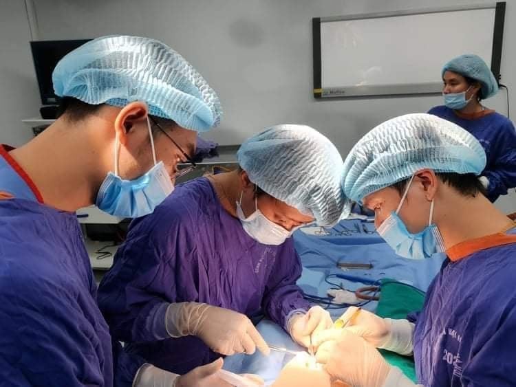 Các BS Bệnh viện Ung bướu Hà Nội đang phẫu thuật cho bệnh nhân có khối u bụng khủng lồ. Ảnh: BV cung cấp