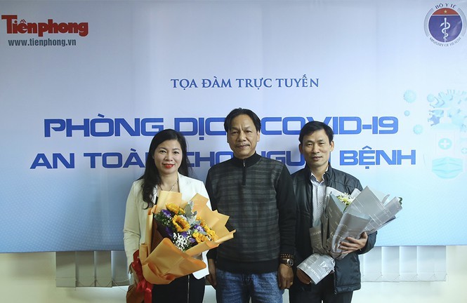 Lãnh đạo Báo Tiền Phong tặng hoa các khách mời tham gia giao lưu trực tuyến. Ảnh: Phạm Duy