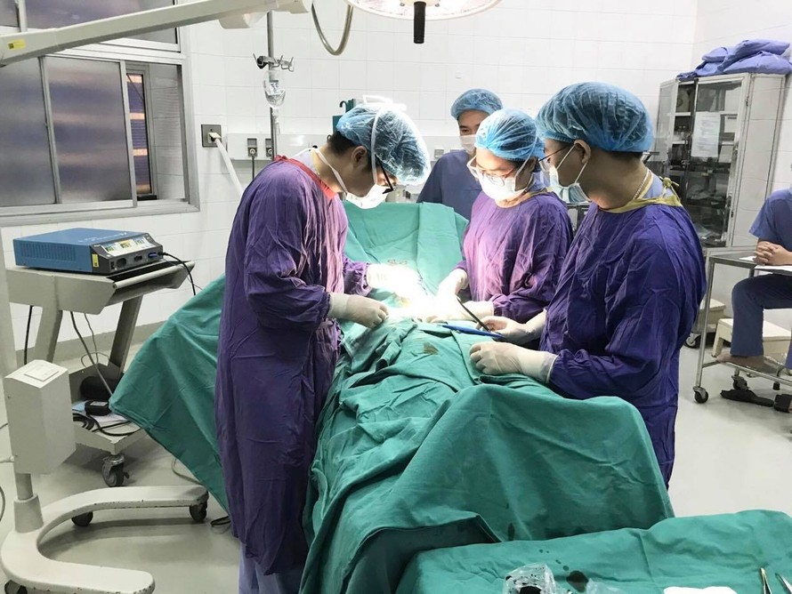 Các bác sĩ Bệnh viện Việt Đức tiến hành phẫu thuật "cứu" da dương vật và bao quy đầu đã hoại tử cho nam thanh niên 29 tuổi.