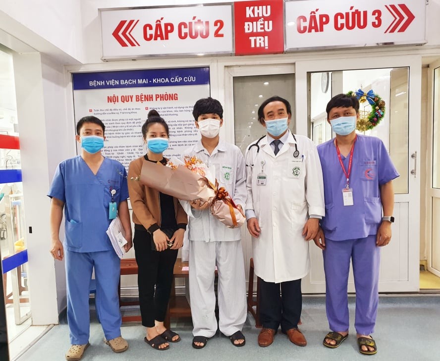Các bác sĩ Trung tâm Cấp cứu A9 chúc mừng bệnh nhân khỏe mạnh, được trở về đoàn tụ cùng gia đình. Ảnh: Bệnh viện cung cấp