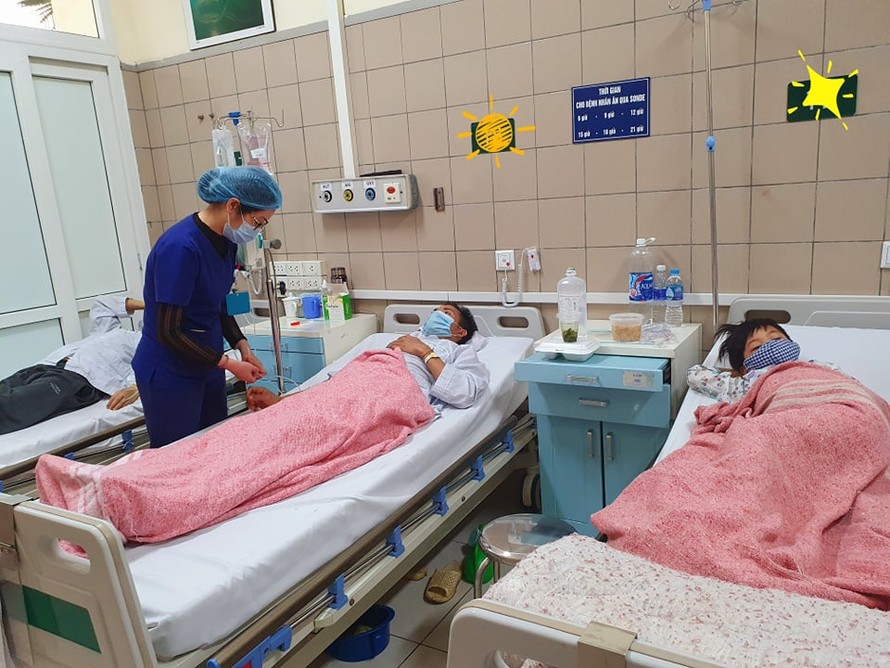 Hiện 2 bố con anh Tẩn Văn Líu đang được điều trị tại TT Chống độc, BV Bạch Mai. Ảnh: Bệnh viện cung cấp