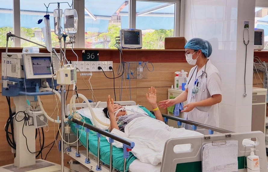 Một bệnh nhân bị rắn cắn được điều trị qua cơn nguy kịch tại Trung tâm Chống độc - BV Bạch Mai. Ảnh: BS cung cấp