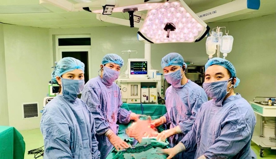 Các BS trong ca phẫu thuật ung thư Liposarcoma tái phát cho người đàn ông 67 tuổi ở Hà Nội: Ảnh: BV cung cấp
